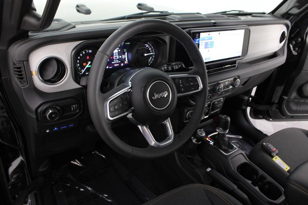 Used 2025 Jeep Wrangler Unlimited Sahara AWD/4WD image 8
