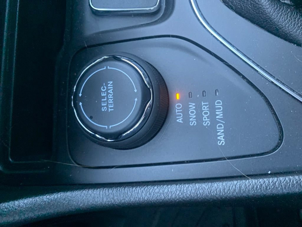 Used 2019 Jeep Cherokee Latitude w/ Popular Appearance Group AWD/4WD image 19