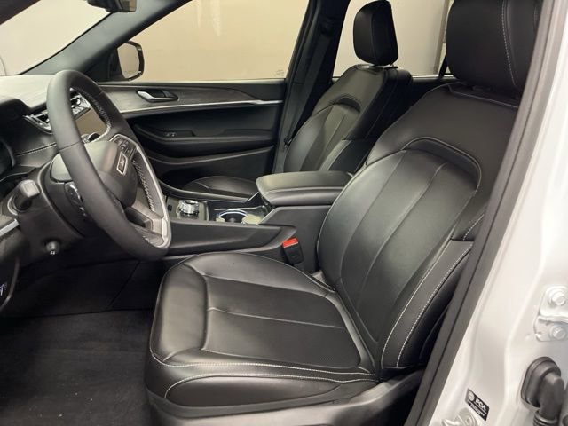 Used 2025 Jeep Grand Cherokee Limited w/ Luxury Tech Group II image 15