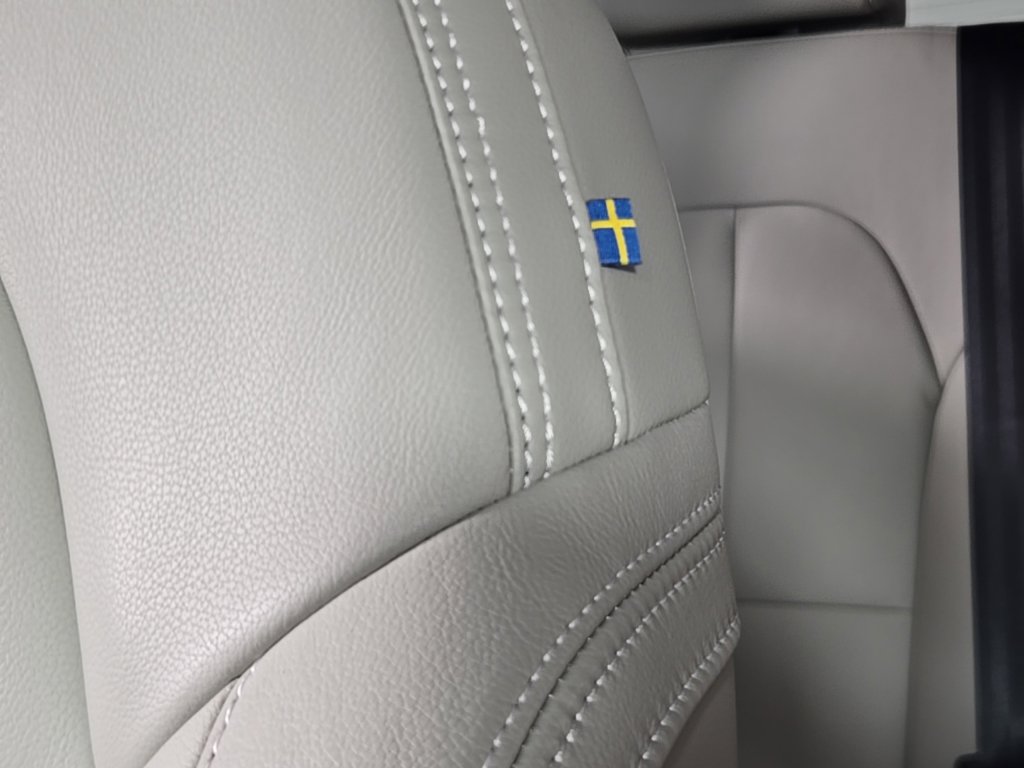 Certified 2025 Volvo XC40 B5 Ultra AWD/4WD image 24