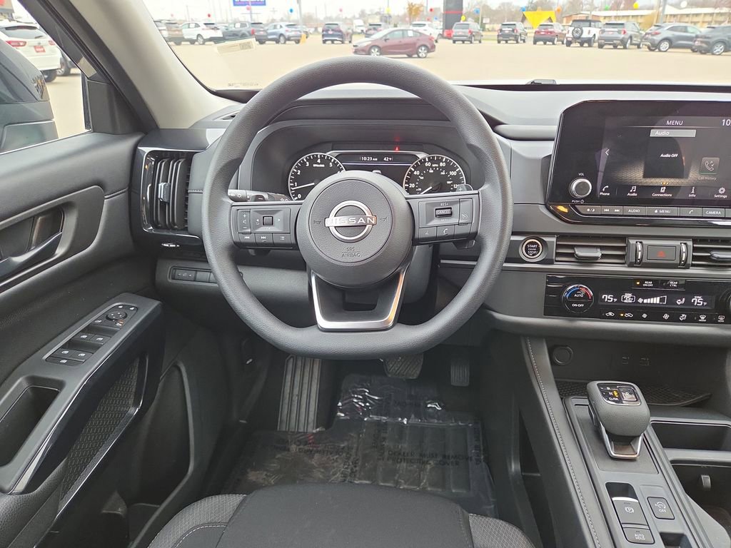 Used 2024 Nissan Pathfinder S image 18
