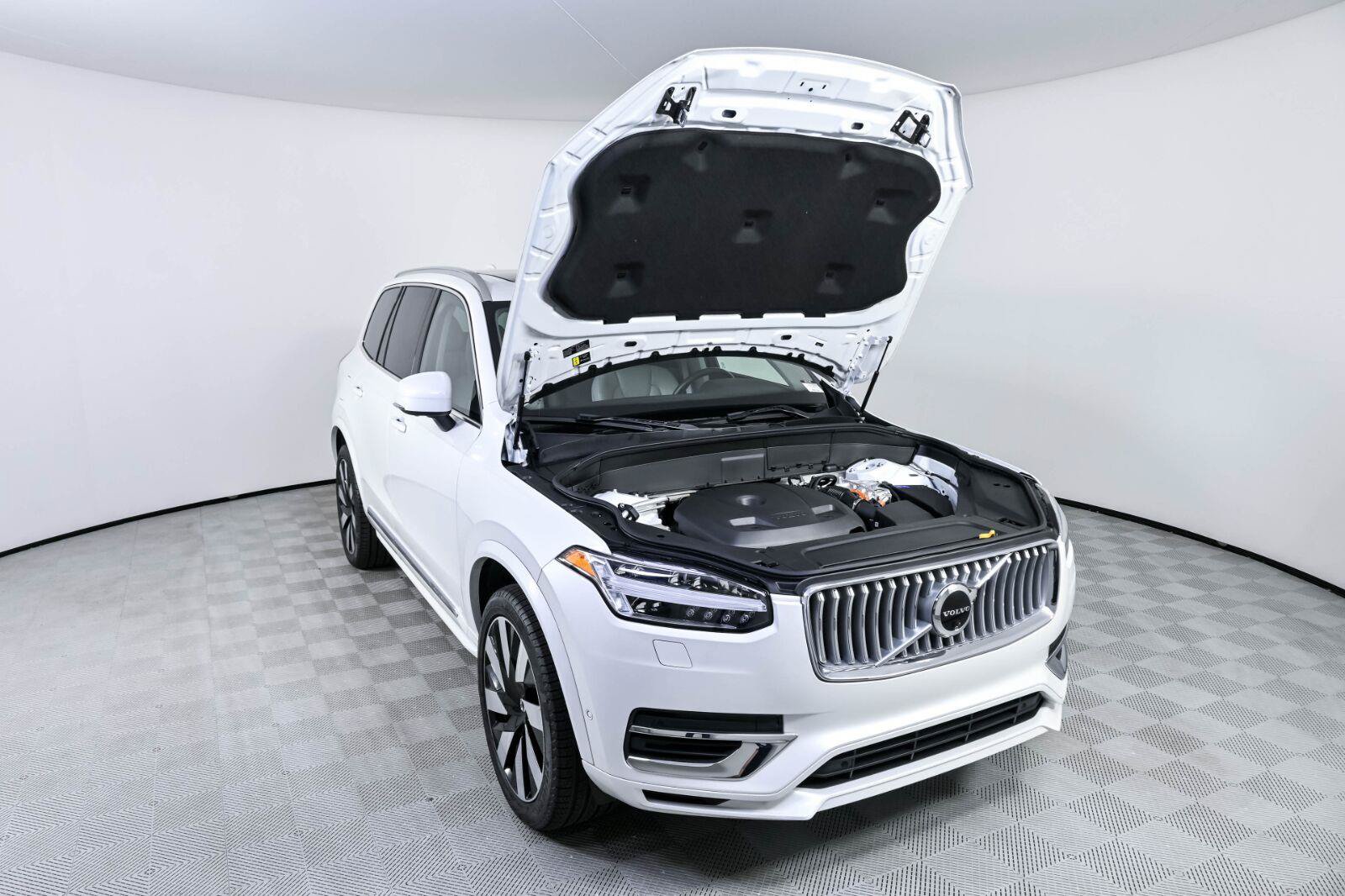 Used 2024 Volvo XC90 T8 Plus w/ Protection Package Premier AWD/4WD image 32