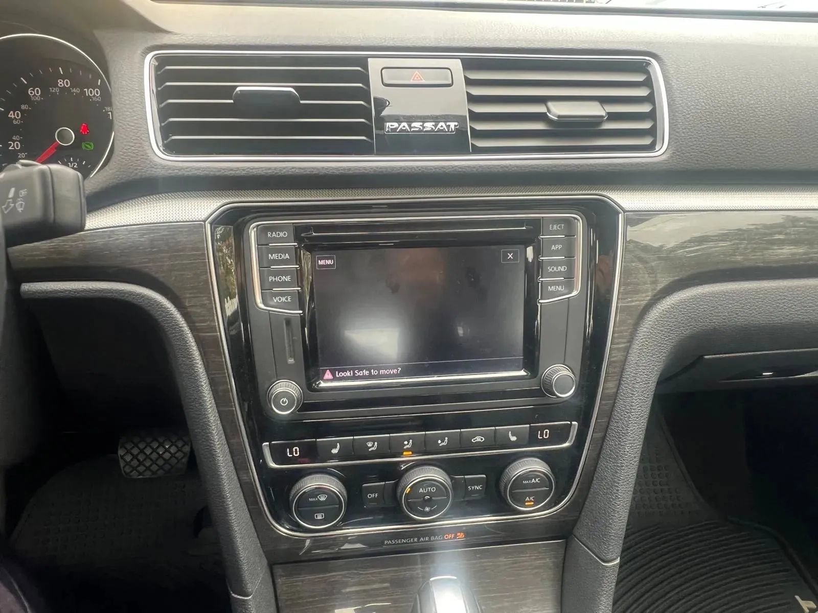 Used 2018 Volkswagen Passat 2.0T SE image 14