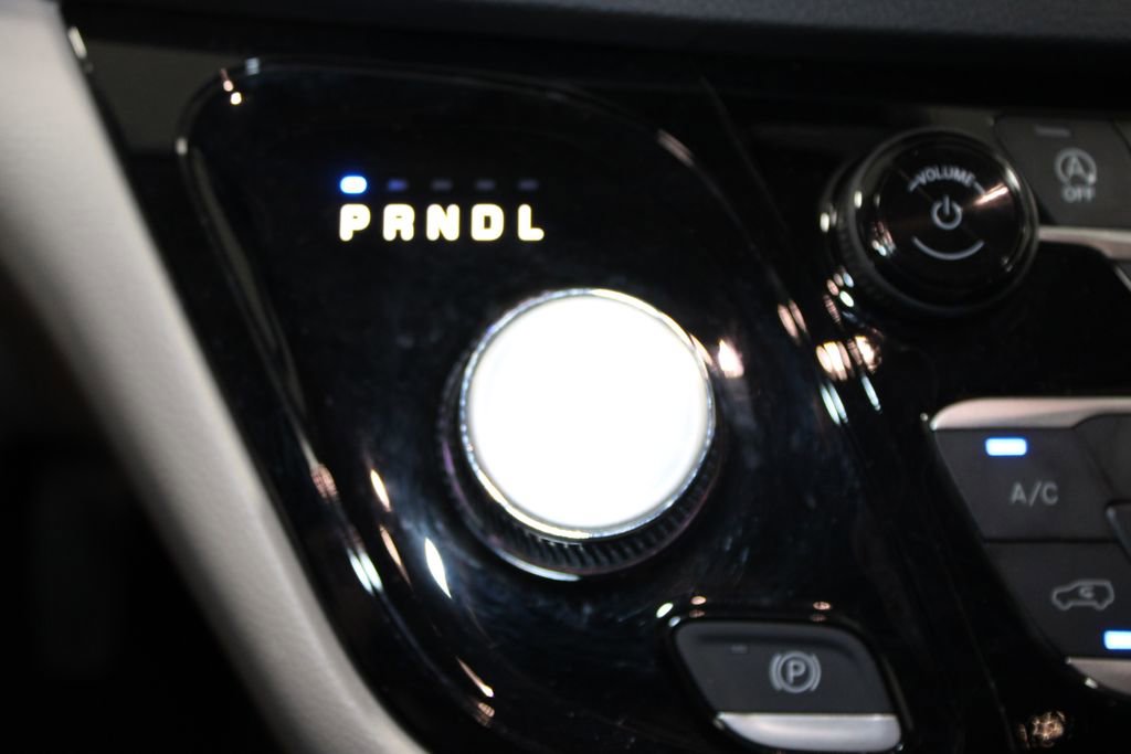 Used 2024 Chrysler Pacifica Touring-L image 45