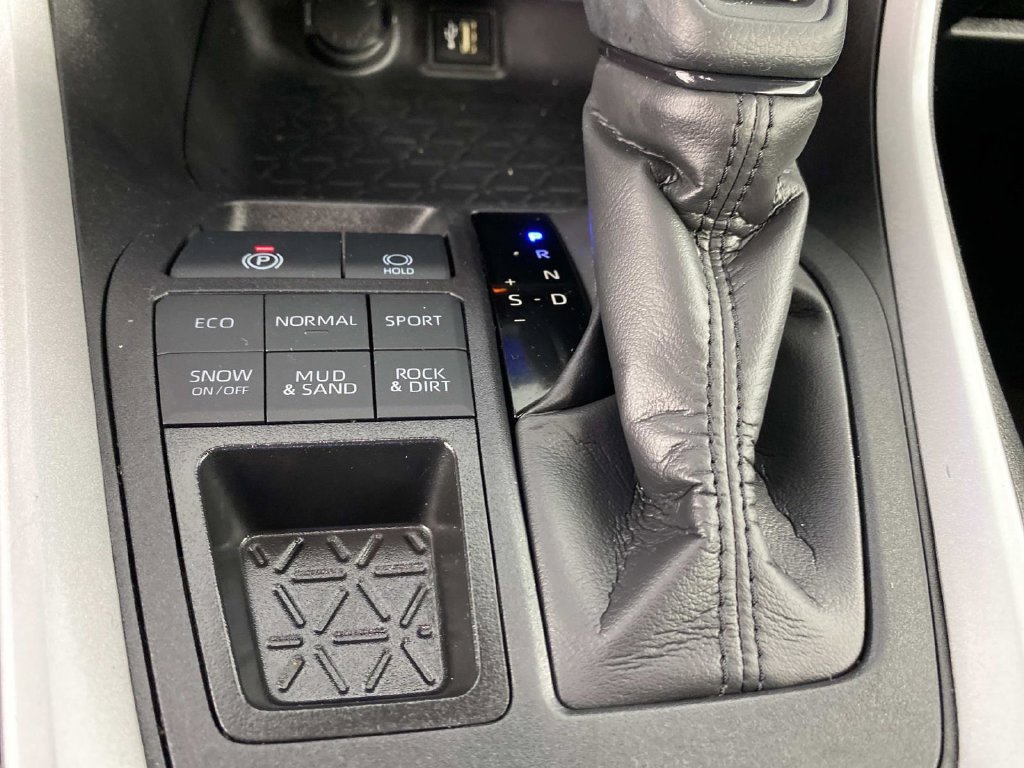 Used 2025 Toyota RAV4 LE AWD/4WD image 22