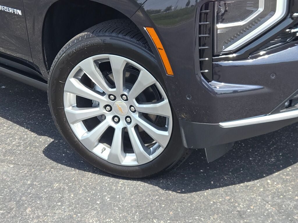 Used 2026 Chevrolet Suburban Premier AWD/4WD image 3