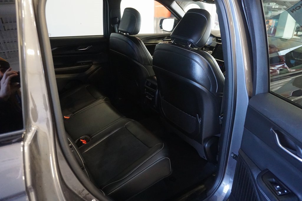 Used 2024 Jeep Grand Cherokee Altitude image 23