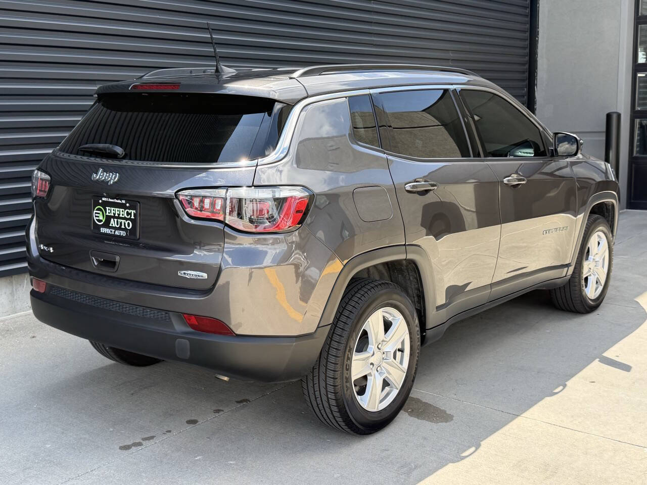 Used 2022 Jeep Compass Latitude AWD/4WD image 11
