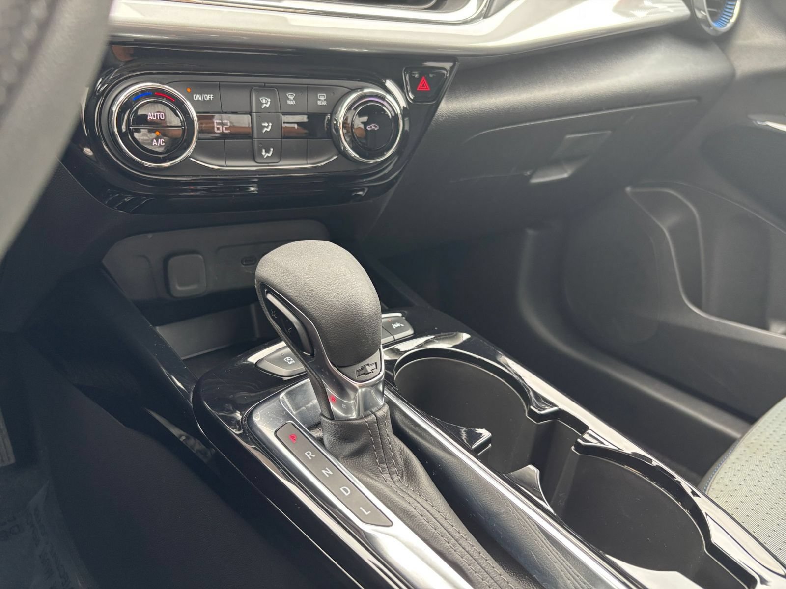 Used 2025 Chevrolet Trax LT FWD image 39