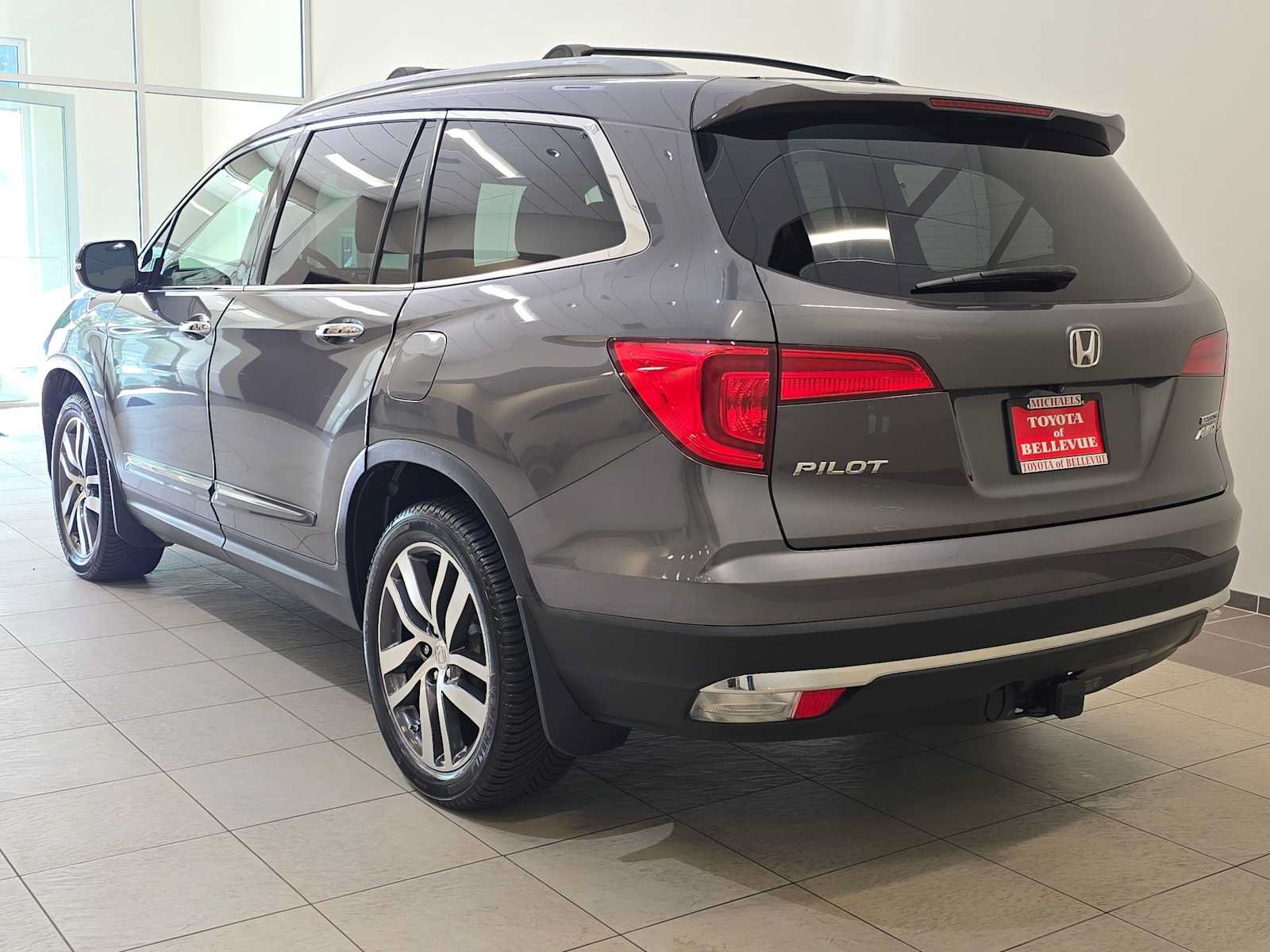 Used 2017 Honda Pilot Touring image 4