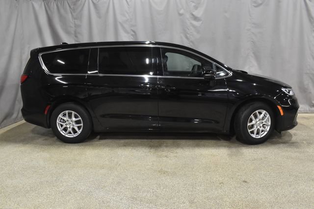 Certified 2025 Chrysler Pacifica Select image 3