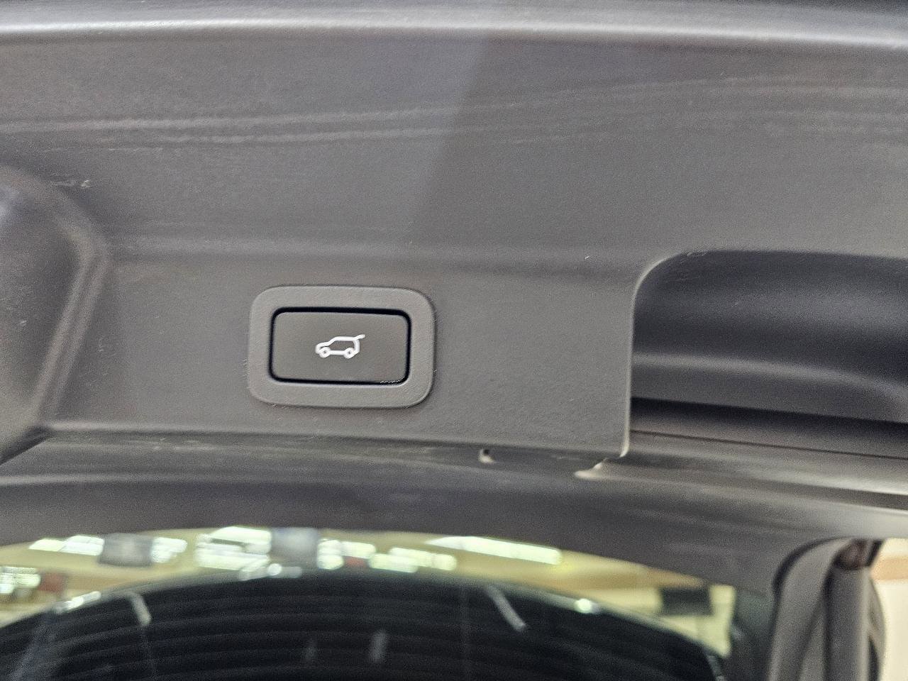 Used 2017 Jaguar F-PACE S AWD/4WD image 13