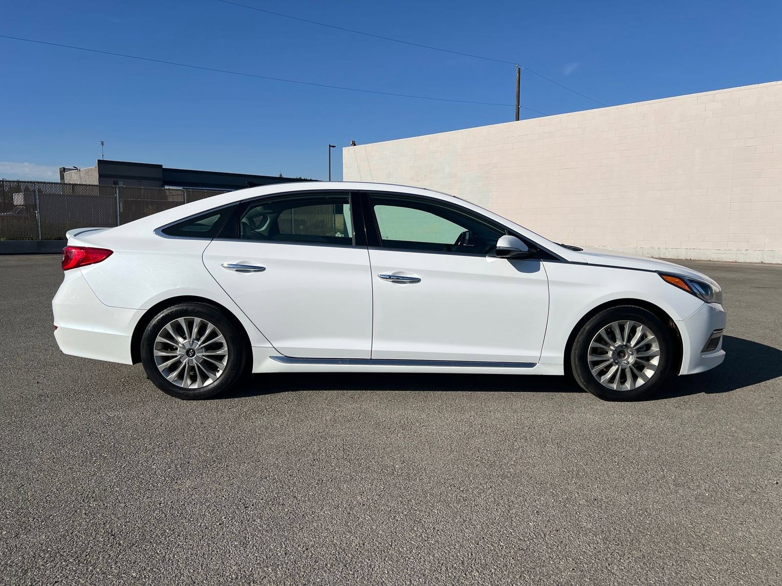 Used 2015 Hyundai Sonata Limited w/ Option Group 06 FWD image 2