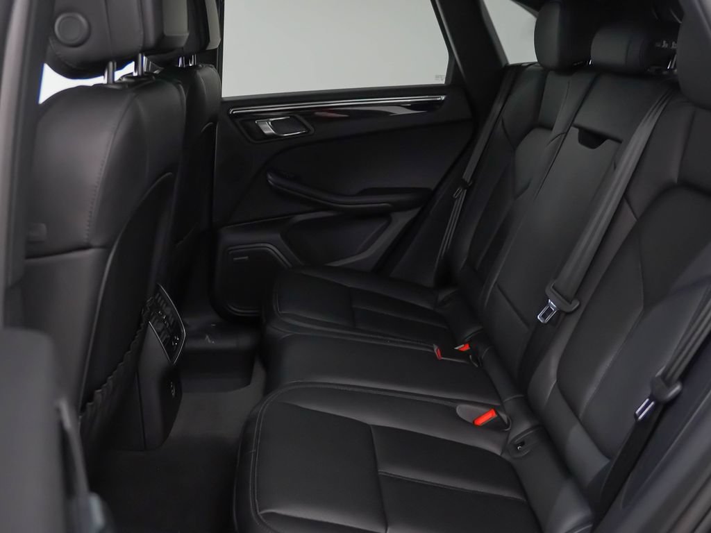 Certified 2026 Porsche Macan AWD/4WD image 18