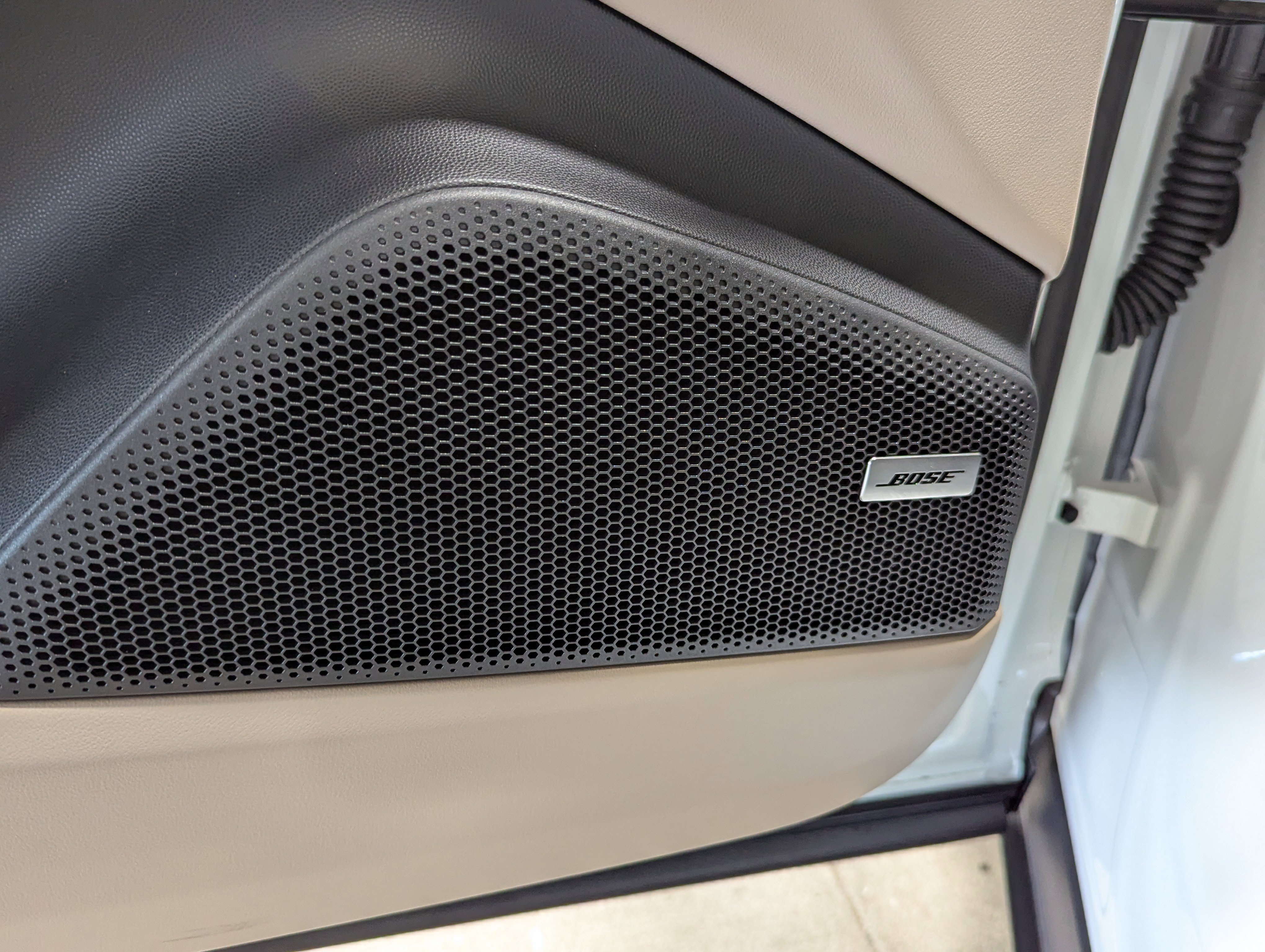 Certified 2025 Porsche Macan 4 Electric image 29