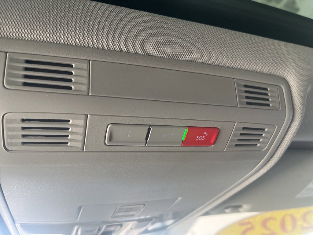 Certified 2025 Volkswagen Taos SE image 29