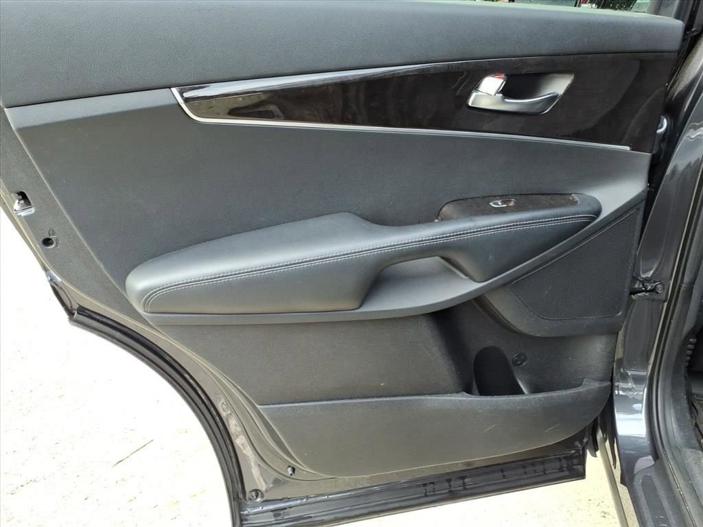 Used 2017 Kia Sorento LX w/ LX Convenience Package image 25