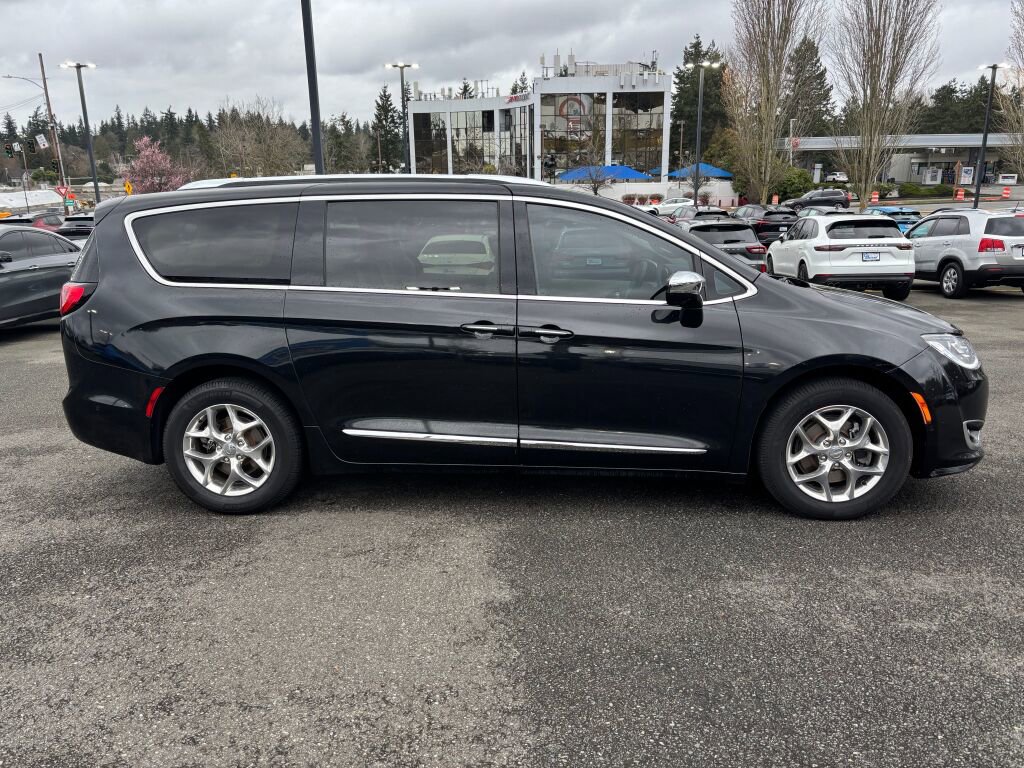 Used 2017 Chrysler Pacifica Limited w/ Advanced Safetytec Group image 4