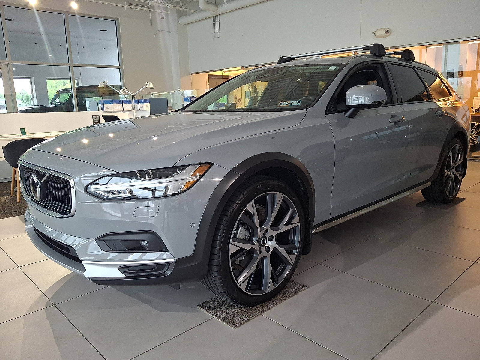 Used 2025 Volvo V90 B6 Cross Country Ultra AWD/4WD image 3