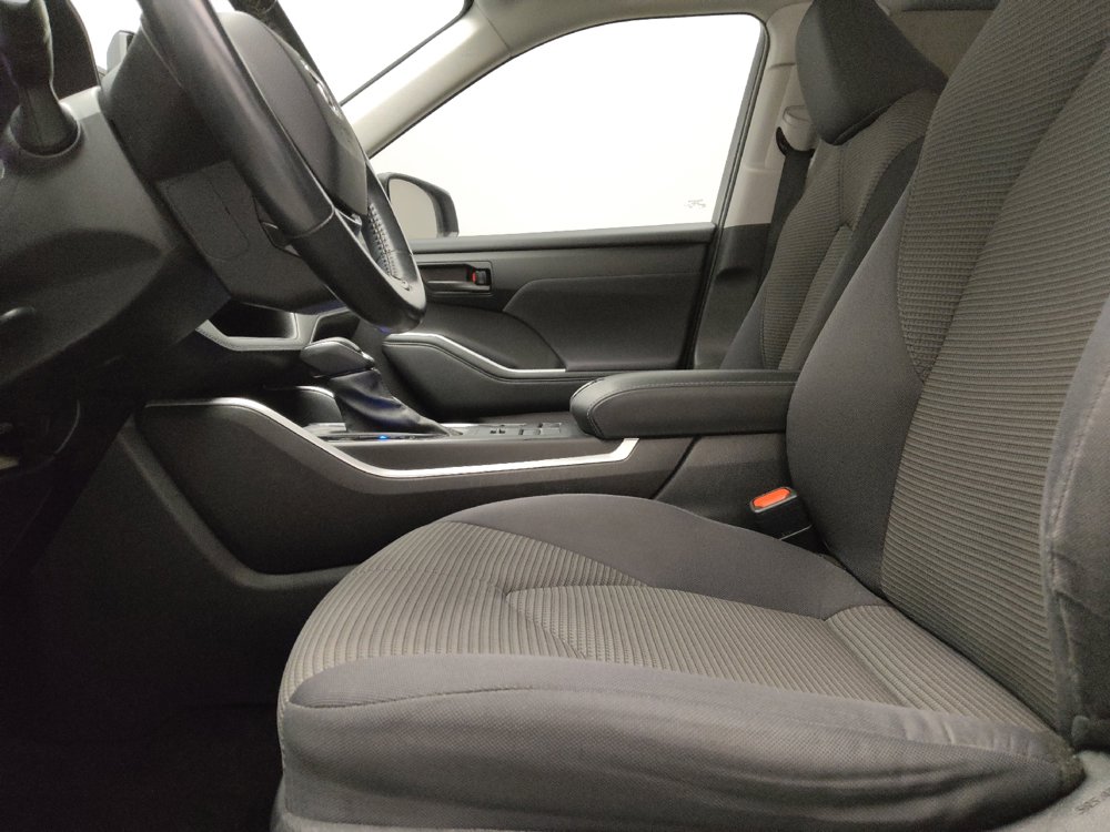 Used 2021 Toyota Highlander LE AWD/4WD image 17