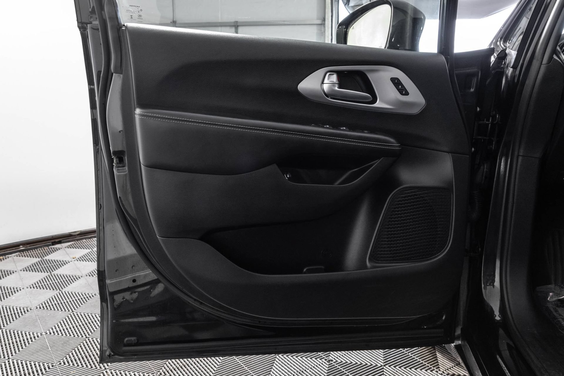 Used 2022 Chrysler Pacifica Touring-L w/ Uconnect Theater Family Group FWD image 38