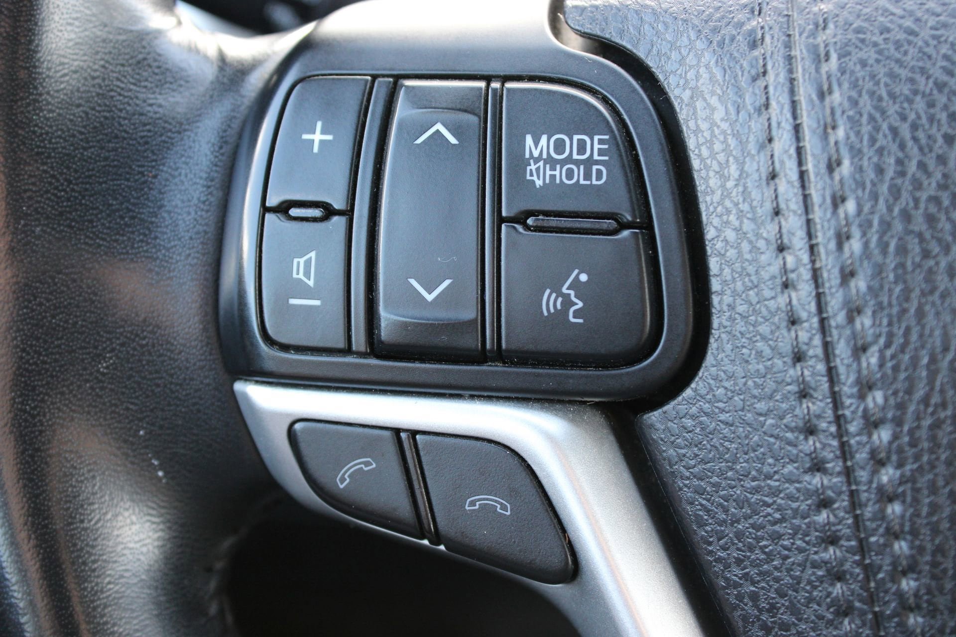 Used 2018 Toyota Highlander Plus w/ Carpet Mat Package (TMS) AWD/4WD image 25