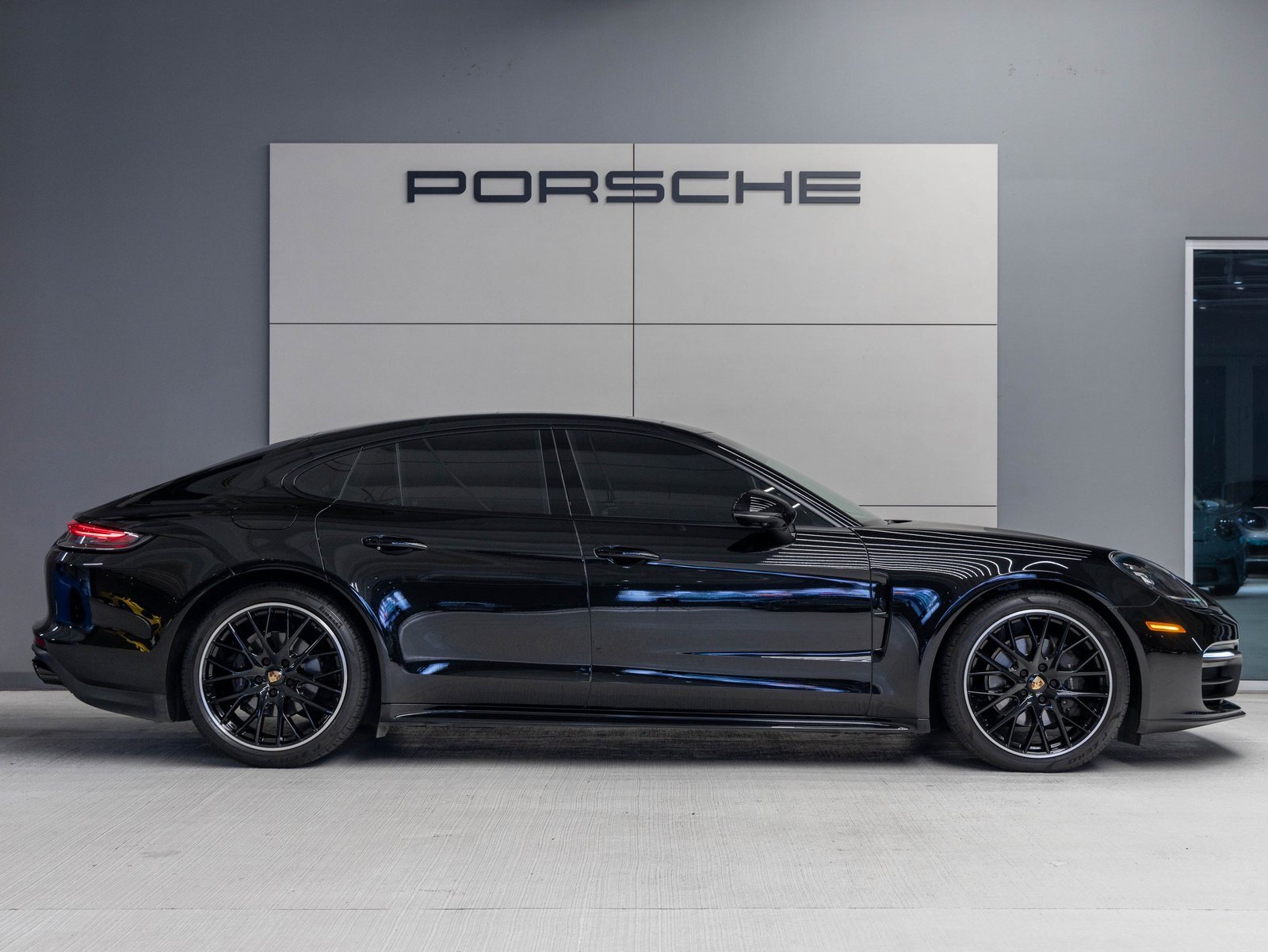 Certified 2021 Porsche Panamera image 8
