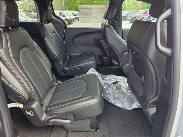 New 2026 Chrysler Pacifica Select FWD image 14