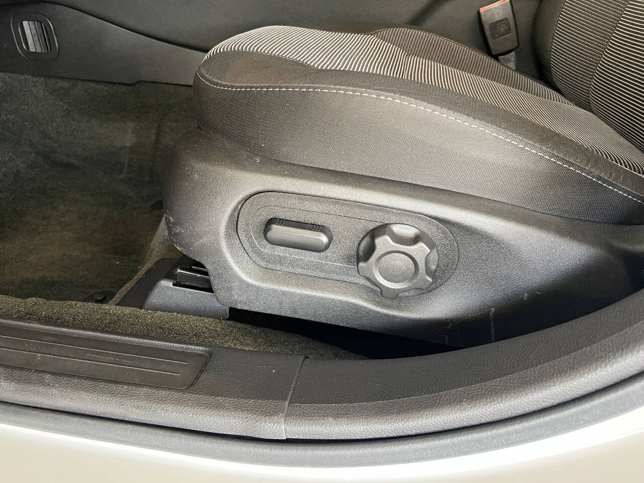 Used 2013 Ford Taurus SEL FWD image 18
