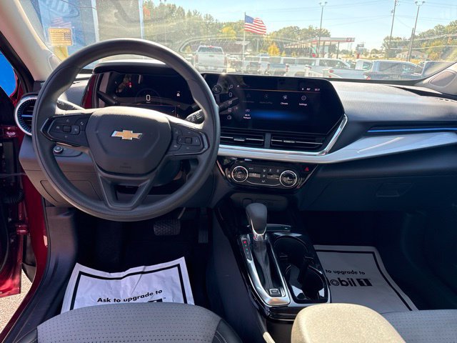Used 2025 Chevrolet Trax LT FWD image 21