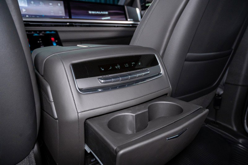 Used 2026 Cadillac Escalade Platinum Sport w/ LPO, ONYX Package AWD/4WD image 30