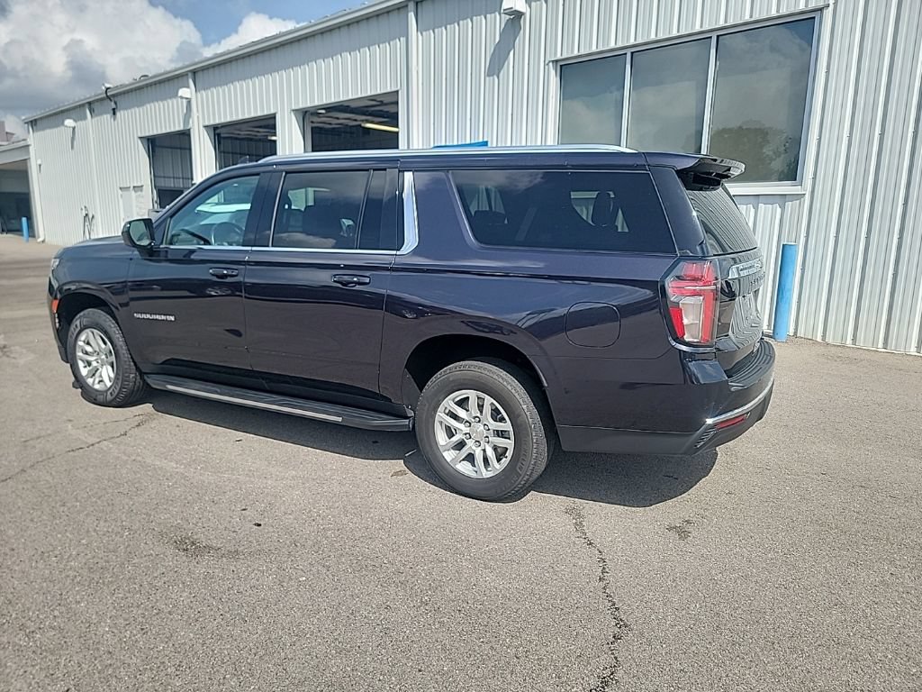 Used 2024 Chevrolet Suburban LT RWD image 3