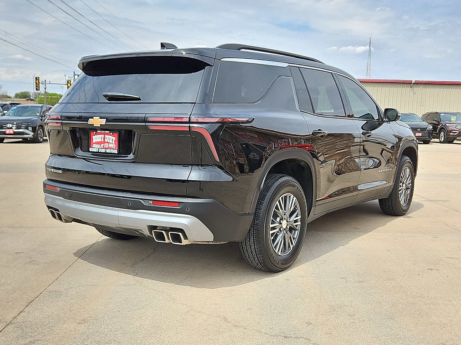 Used 2025 Chevrolet Traverse LT FWD image 3