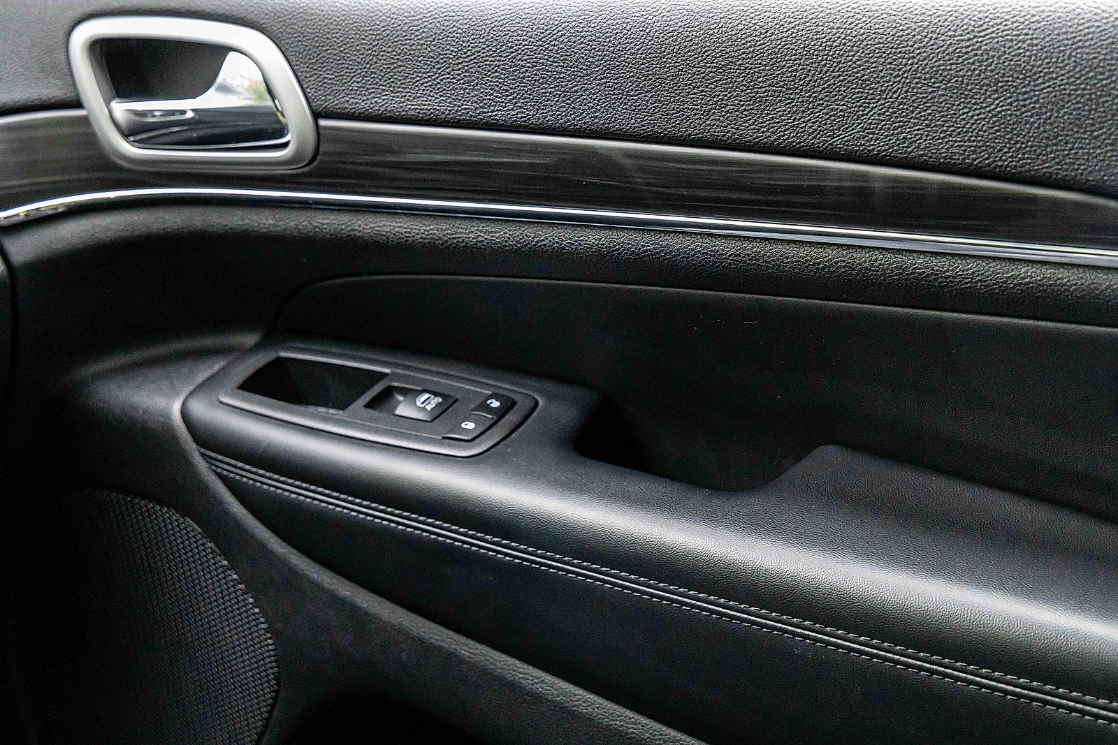 Used 2022 Jeep Grand Cherokee Limited image 16