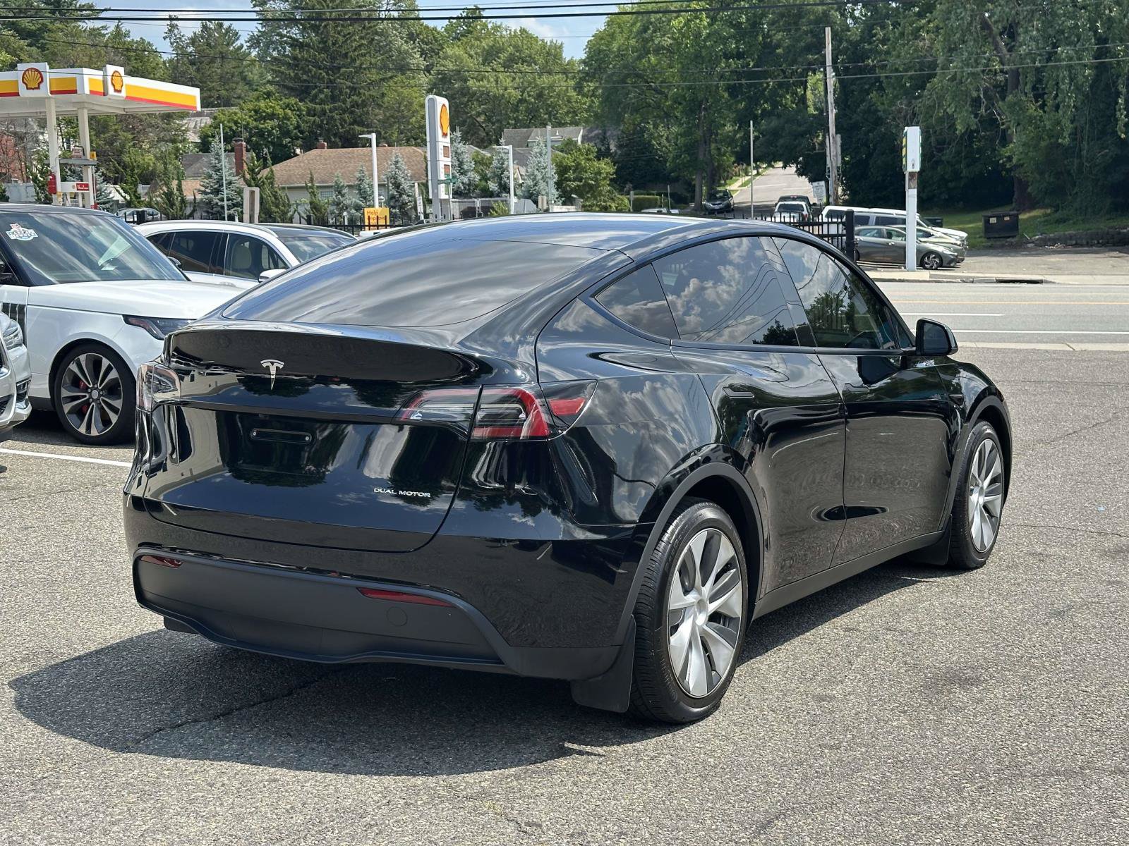 Used 2024 Tesla Model Y Long Range AWD/4WD image 3