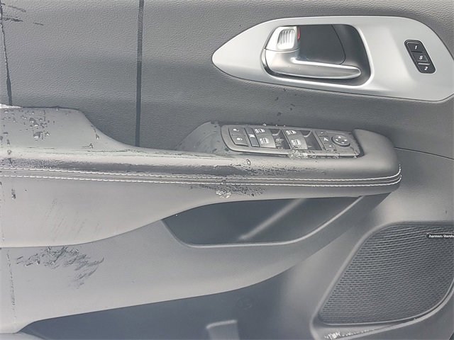 New 2026 Chrysler Pacifica Limited w/ Uconnect Theater Family Group image 17