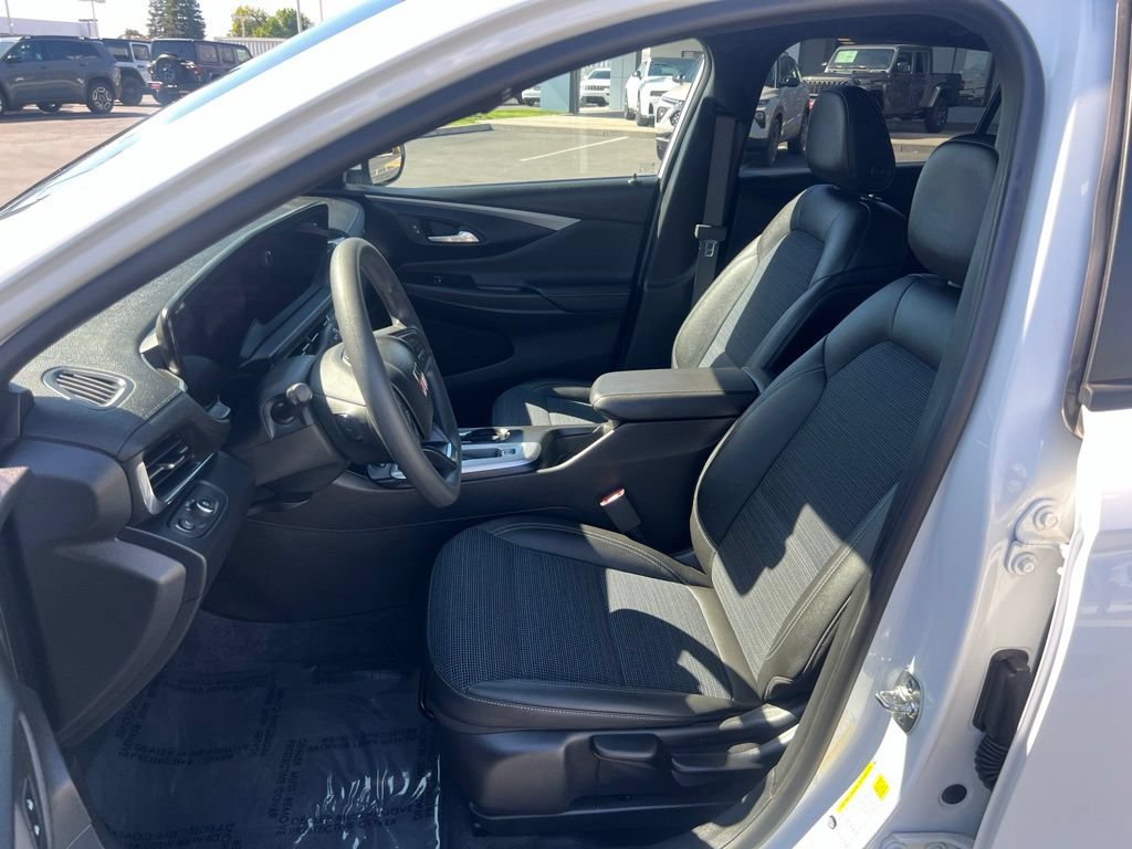 Used 2025 Buick Envista Preferred FWD image 23