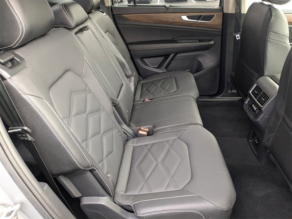 Used 2025 Volkswagen Atlas SE image 35