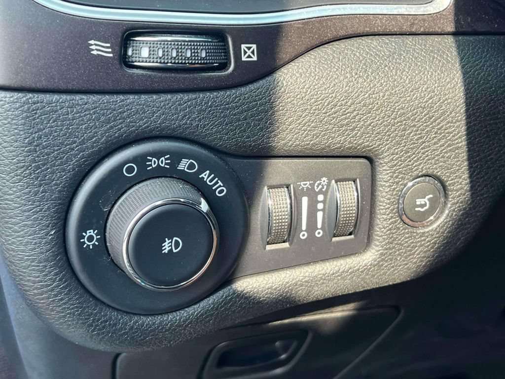Used 2022 Jeep Cherokee Trailhawk w/ Premium Leather Package AWD/4WD image 21