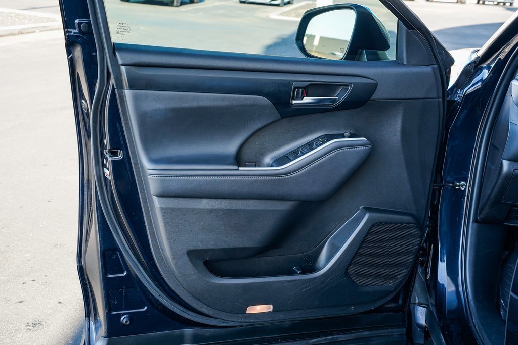 Used 2022 Toyota Highlander XLE image 9