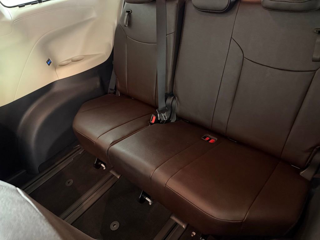 Used 2024 Toyota Sienna Platinum FWD image 28