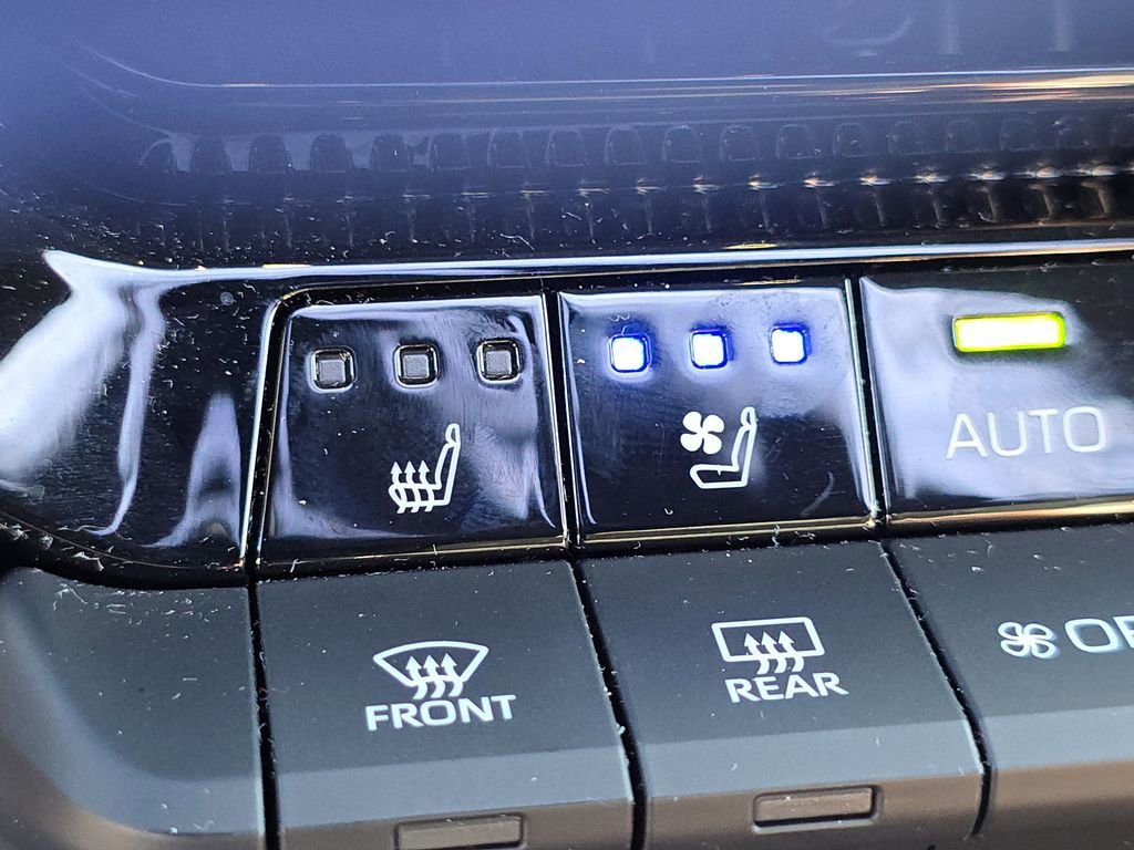 Used 2025 Toyota Land Cruiser image 14