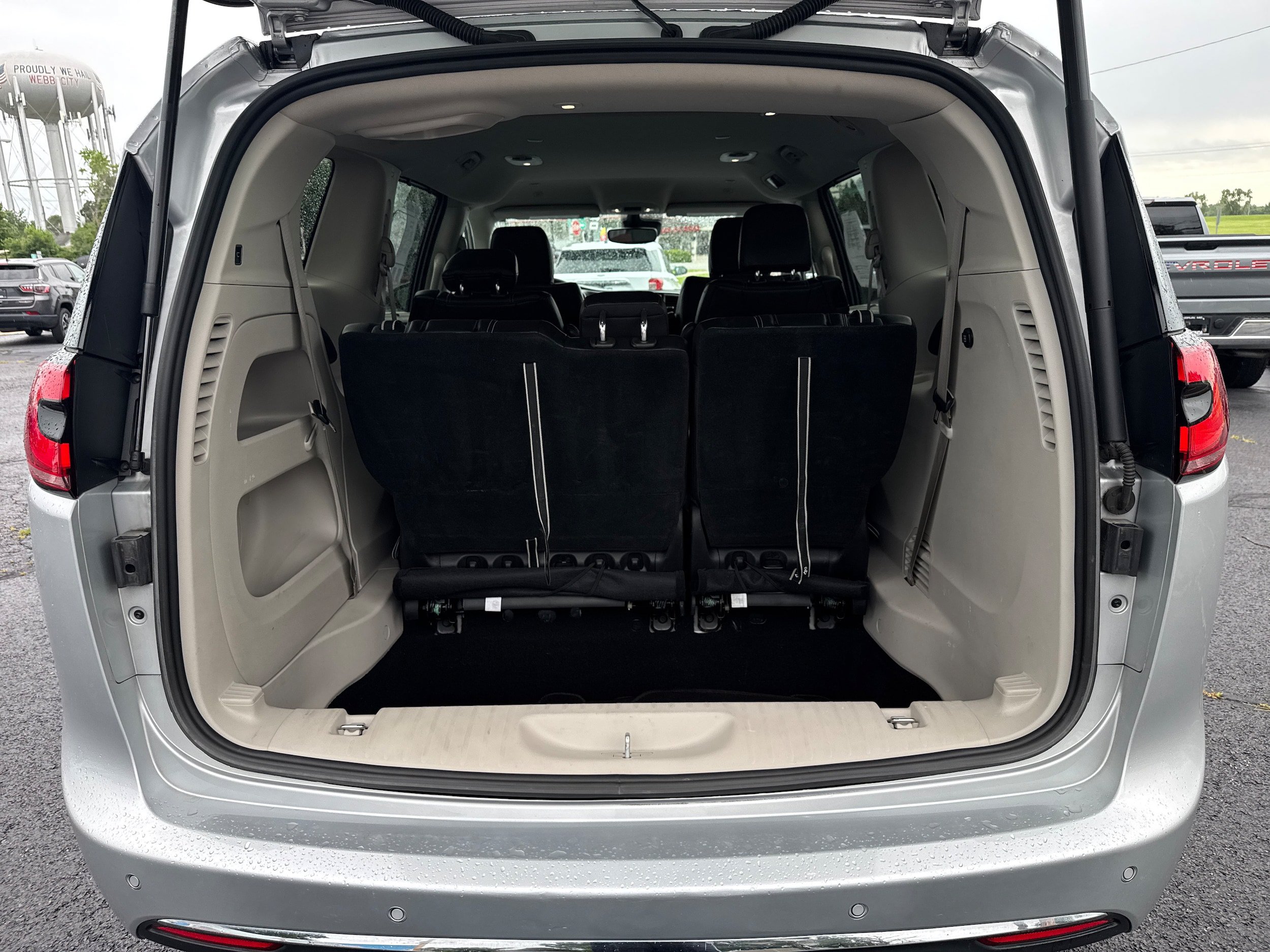 Used 2023 Chrysler Pacifica Touring-L FWD image 10