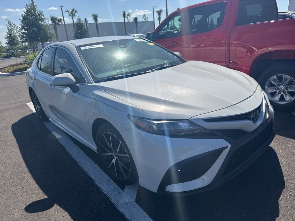 Used 2023 Toyota Camry SE FWD image 3