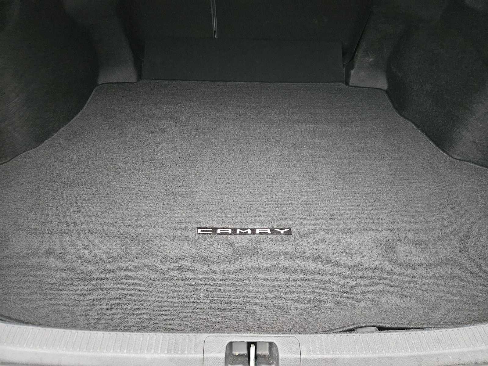 Used 2019 Toyota Camry SE w/ Sunroof Package image 31