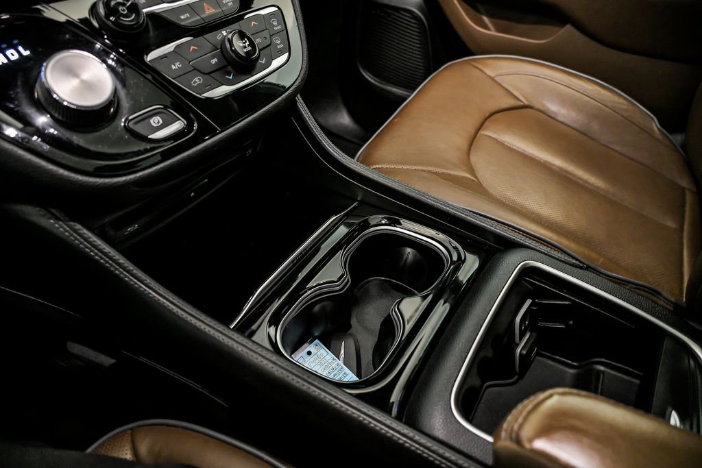 Used 2021 Chrysler Pacifica Limited w/ Uconnect Theater Family Group image 25