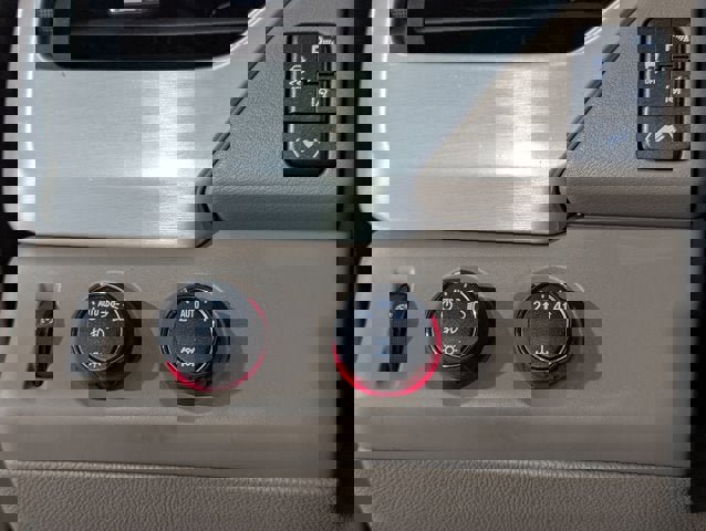 Used 2015 GMC Yukon XL SLT image 34