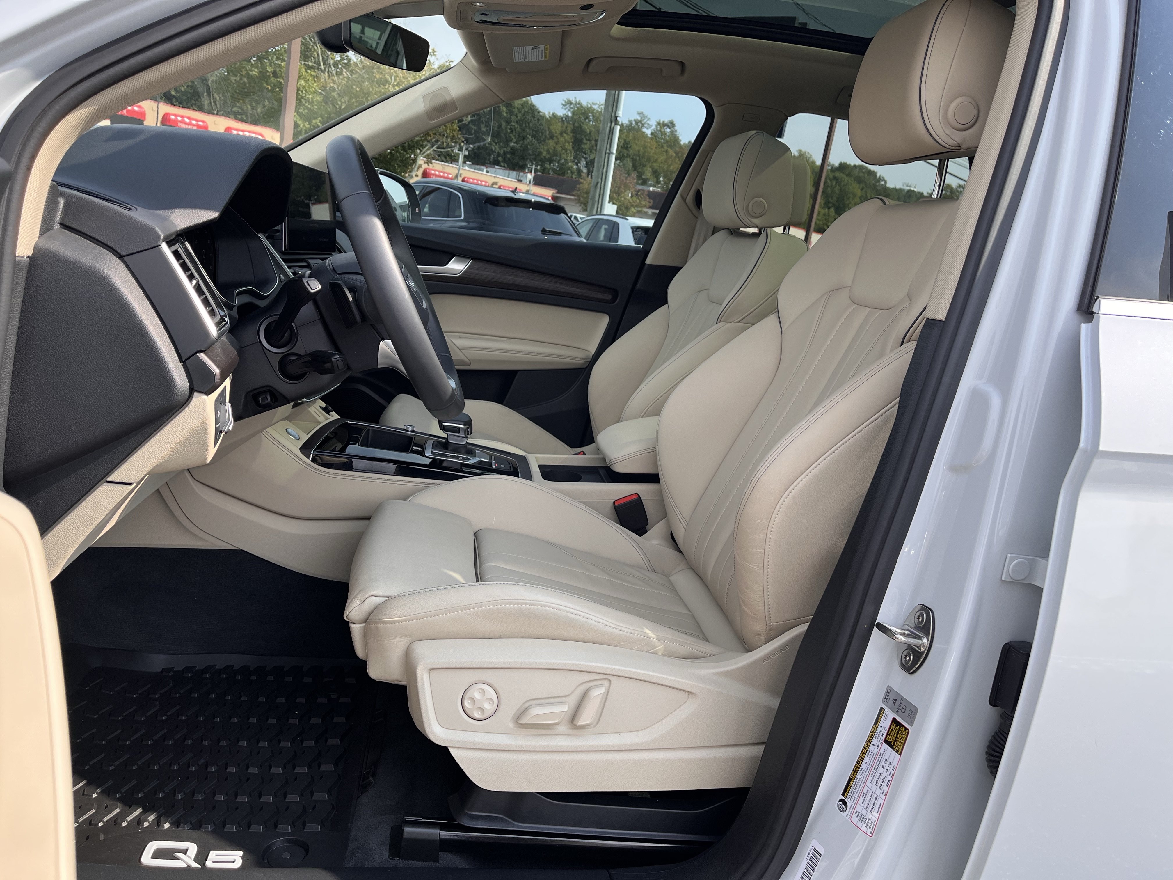 Certified 2025 Audi Q5 e Premium Plus w/ Premium Plus Package AWD/4WD image 9