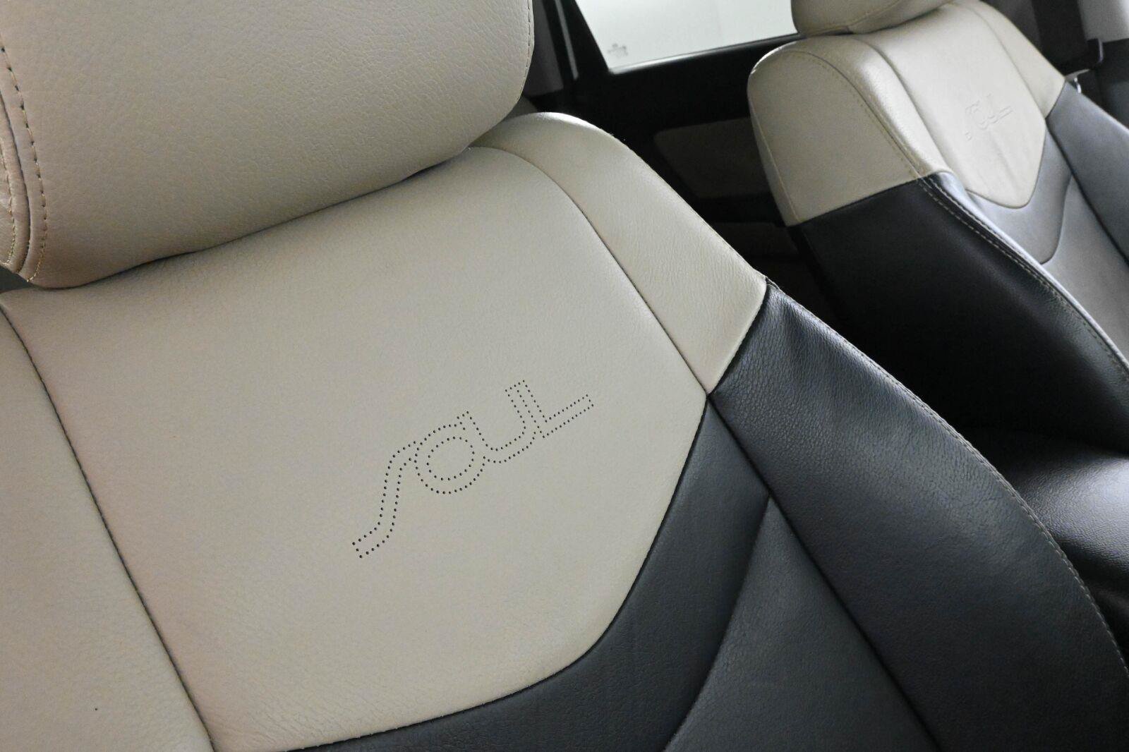 Used 2013 Kia Soul ! w/ Premium Pkg FWD image 13