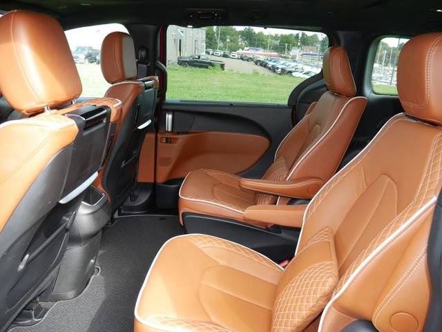 Used 2025 Chrysler Pacifica Pinnacle FWD image 26